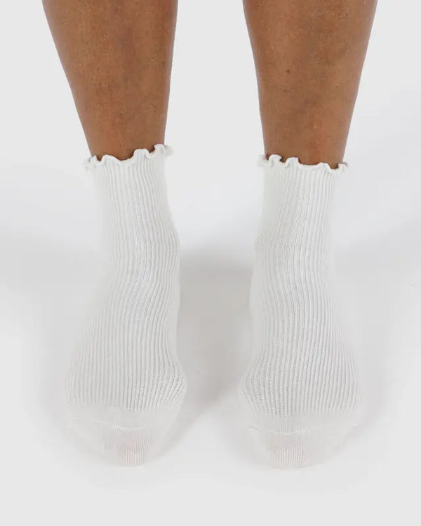 Model wears white ankle socks with a lettuce edge